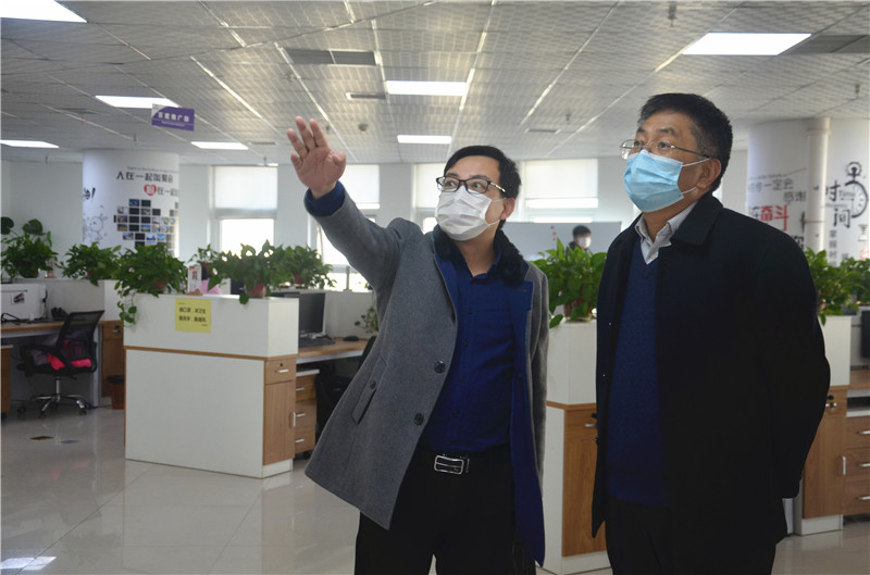 中共安陽市委統(tǒng)戰(zhàn)部副部長、市工商聯(lián)黨組書記郭洪俠一行調(diào)研安陽青峰防疫工作和復(fù)工復(fù)產(chǎn)情況