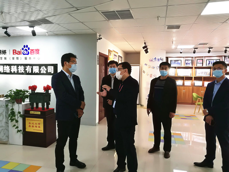 安陽市商務(wù)局副局長張躍勇，攜同天津伍創(chuàng)電子商務(wù)有限公司李富民一行蒞臨安陽青峰網(wǎng)絡(luò)參觀指導(dǎo)?。? /></a></div>
                	<div   id=